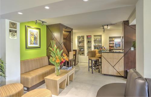 Mata Redonda Hotel | Discover Hotel Residence Inn Suites Cristina: 4-Star Comfort