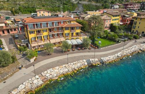 Magugnago Apartment | Stylish Hotel Residence Villa Beatrice with Oceanfront Views