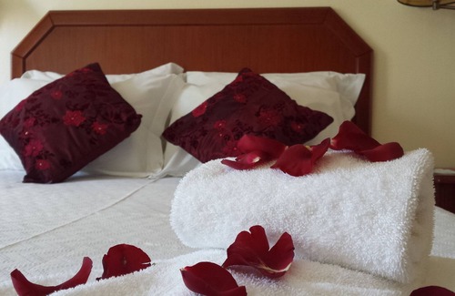 Costa de Caparica Hotel | Relaxing Retreat at Hotel Residencial Colibri with Spa & Dining