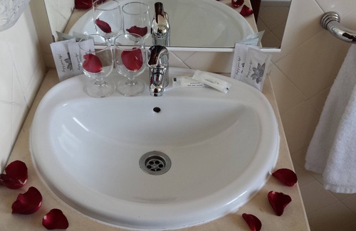 Costa de Caparica Hotel | Relaxing Retreat at Hotel Residencial Colibri with Spa & Dining