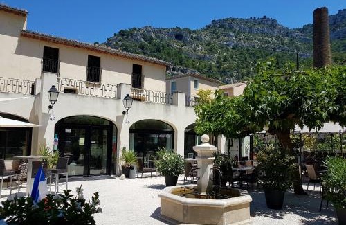 Fontaine-de-Vaucluse Hotel | Riverside Retreat at Hotel Restaurant du Parc: Pet Friendly & More