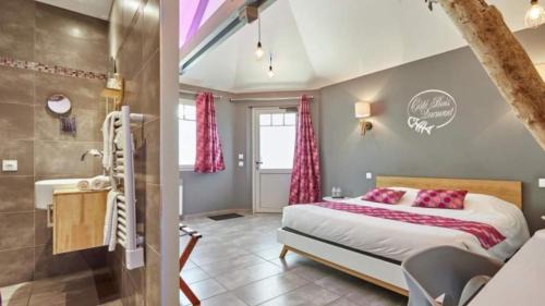Courseulles-sur-Mer Hotel | Discover La Pêcherie: Pet-Friendly Stay with Breakfast