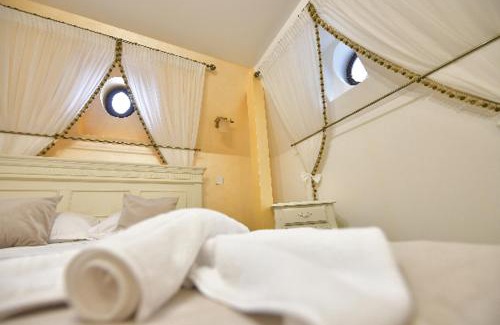 Craiova Hotel | Hotel Restaurant Casa Cu Tei Craiova
