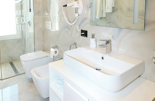 Berat Hotel | Hotel & Restaurant Grand White City