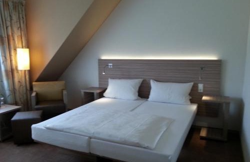 Itzum-Marienburg Hotel | Relax at Hotel Restaurant Itzumer Paß with Great Amenities