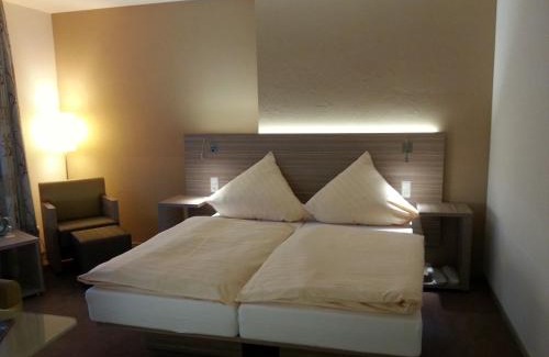 Itzum-Marienburg Hotel | Relax at Hotel Restaurant Itzumer Paß with Great Amenities