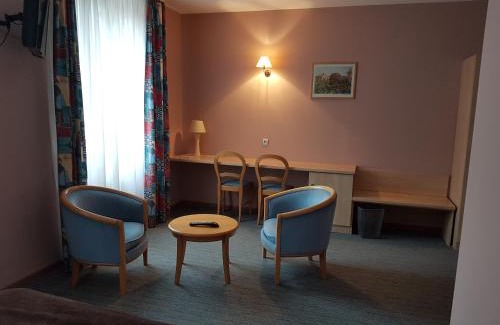 Etain Hotel | Pet-Friendly Hotel Restaurant La Sirène for Family Enjoyment