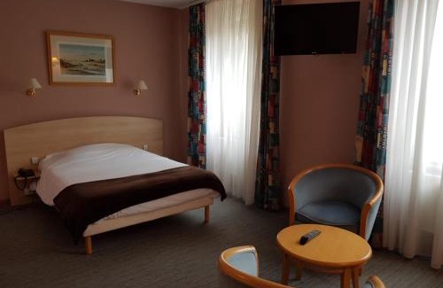 Etain Hotel | Pet-Friendly Hotel Restaurant La Sirène for Family Enjoyment