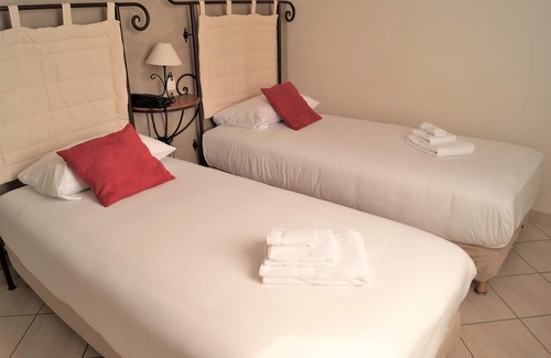 Collias Hotel | Discover Comfort at Hotel Restaurant Le Gardon - Pont du Gard