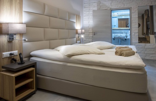 Tuebingen Hotel | Cozy Hotel Restaurant Meteora: Family-Friendly Dining Awaits