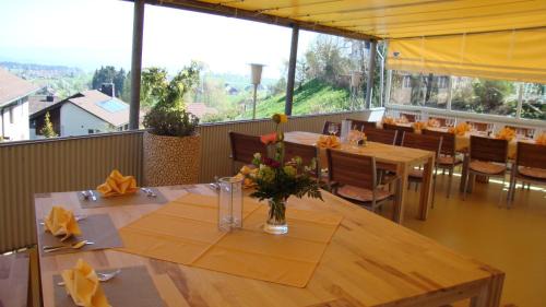 Horgen District Hotel | Inviting Hotel Restaurant Rössli: Pet-Friendly & Family Welcome