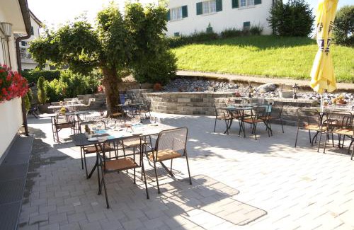 Horgen District Hotel | Inviting Hotel Restaurant Rössli: Pet-Friendly & Family Welcome