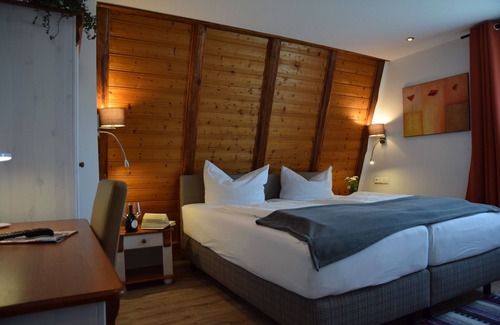 Burghaslach Hotel | Relax at Hotel-Restaurant Steigerwaldhaus with Pool & Dining