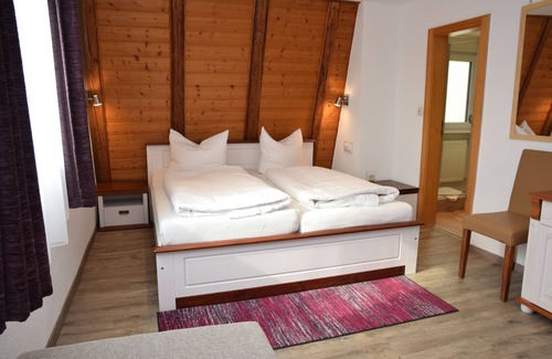 Burghaslach Hotel | Relax at Hotel-Restaurant Steigerwaldhaus with Pool & Dining