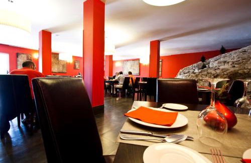 Quincoces de Yuso Hotel | Delightful Getaway at Hotel Restaurante Puente Romano