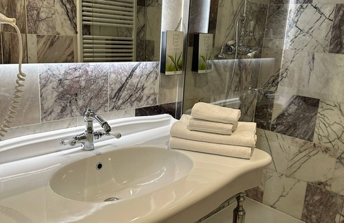 Saint-Josse-ten-Noode Hotel | Cozy Hotel Retro: Family-Friendly with Breakfast Included