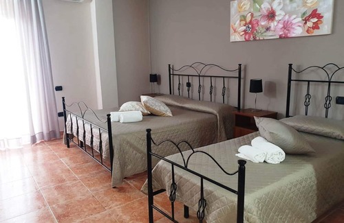 Capo Rizzuto Hotel | Discover Hotel Ristorante L'Orizzonte with Oceanfront Views