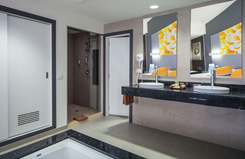 Downtown Cancun Resort | Riu Cancun - All Inclusive with Ocean View & Spa Access