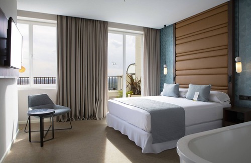 Moncloa - Arguelles Hotel | Experience Elegance at Hotel Riu Plaza España: 4-Star Stay