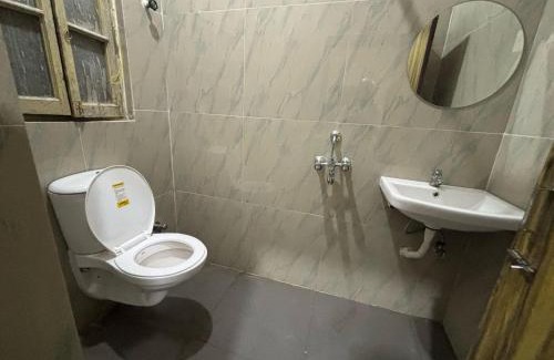 Ballygunge House | Hotel Rocking Yash Stays