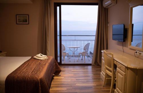 Lloret Town Center Hotel | Relax at Hotel Roger de Flor with Oceanfront Views