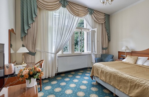 City Centre Hotel | Romantic Getaway at Hotel Romance with Spa & Pet-Friendly Perks