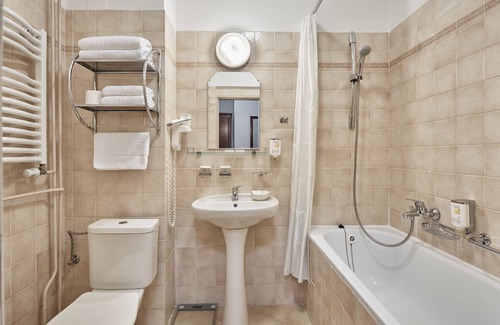 City Centre Hotel | Romantic Getaway at Hotel Romance with Spa & Pet-Friendly Perks