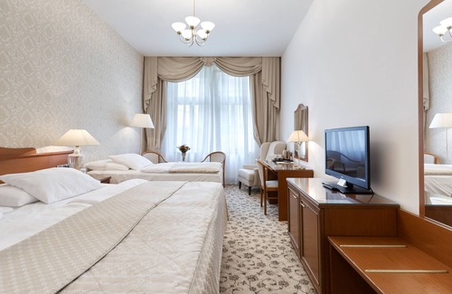 City Centre Hotel | Romantic Getaway at Hotel Romance with Spa & Pet-Friendly Perks