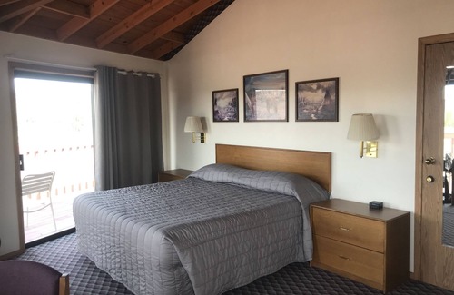 Crooked River Ranch Hotel | Pet-Friendly Hotel Room with Pool & Kitchen, Rated 10/10