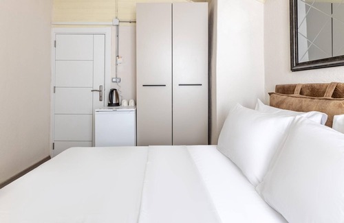 Rasimpasa House | Cozy Hotel Room with Backyard Near Bull Statue