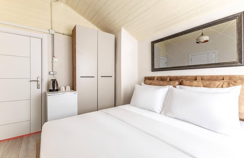 Rasimpasa House | Cozy Hotel Room with Backyard Near Bull Statue