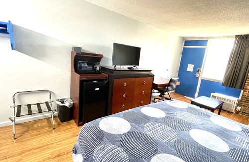 Nashville Hotel | Cozy King Bed Hotel Room Ideal for Families