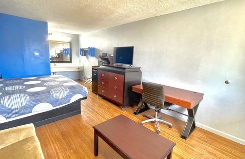 Nashville Hotel | Cozy King Bed Hotel Room Ideal for Families