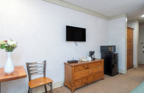 Telluride Hotel | Comfortable Twin Bed Room at the Scenic Mountainside Inn