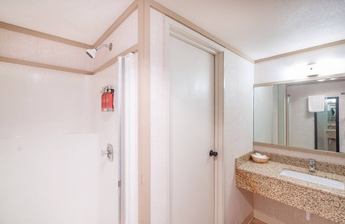 Telluride Hotel | Comfortable Twin Bed Room at the Scenic Mountainside Inn