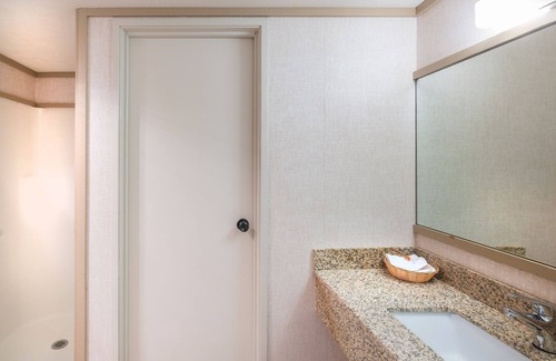 Telluride Hotel | Comfortable Twin Bed Room at the Scenic Mountainside Inn