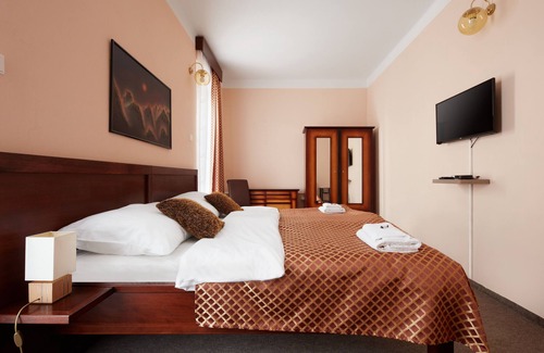 Litomerice Hotel | Budget-Friendly Hotel Roosevelt with Breakfast & Child Care