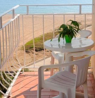 Malgrat de Mar Hotel | Discover Hotel Rosa Nàutica: Oceanfront & Pet Friendly Stay