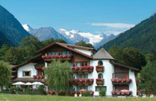 Neustift Im Stubaital Hotel | Pet-Friendly Hotel Rosengarten with Hot Tub & Restaurant