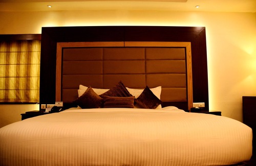 Kanpur Hotel | Discover Comfort at Hotel Royal Cliff with Pool & Dining