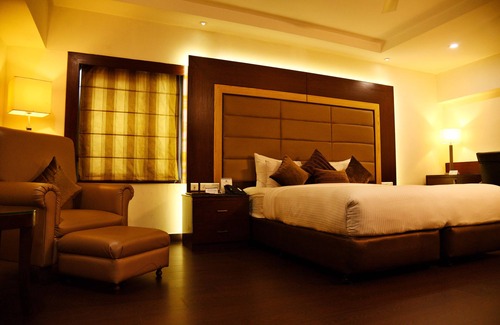 Kanpur Hotel | Discover Comfort at Hotel Royal Cliff with Pool & Dining