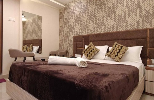Kandiwali West Hotel | Budget-Friendly Hotel Royal Inn with Breakfast & Family Perks