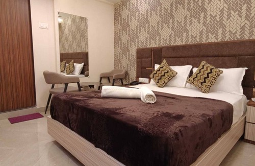 Kandiwali West Hotel | Budget-Friendly Hotel Royal Inn with Breakfast & Family Perks