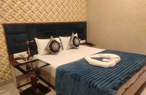 Kandiwali West Hotel | Budget-Friendly Hotel Royal Inn with Breakfast & Family Perks