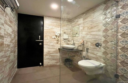 Varanasi Hotel | Discover Comfort at Hotel Runway Inn with Pool & Dining