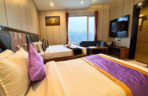 Varanasi Hotel | Relax at Hotel Runway Inn with Pool & Family-Friendly Amenities