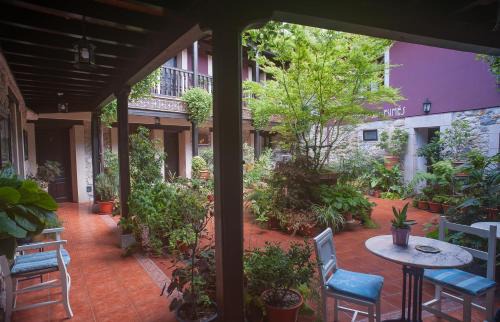 Mestas de Con House | Inviting Hotel Rural "Corru San Pumés" with Kid & Pet Perks
