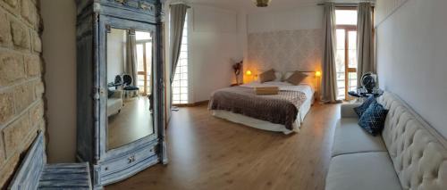 Torremocha de Jarama Hotel | Pet-Friendly Hotel Rural Luna Llena with Pool & Family Dining