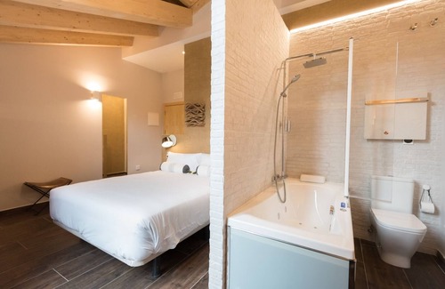 Astigarraga Hotel | Relax at Hotel Sagarlore: Eco-Friendly with Spa & Pool