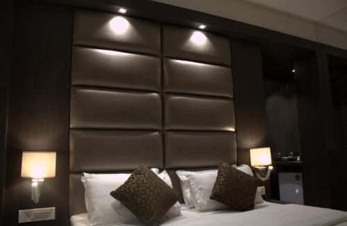Thane West Hotel | Cozy Hotel Sai Sanidhya: Family-Friendly & Accessible Amenities